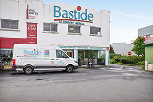 enseigne bastide le confort médical brest vitrine camion spécialiste handicap parking clients